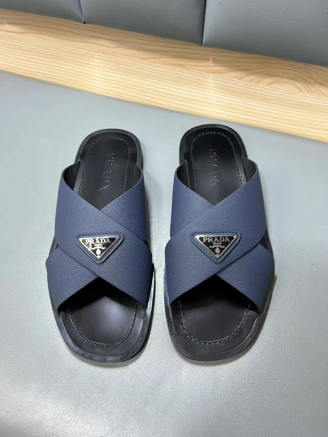 340💰PRADA Prada’s latest slippers are synchronized with the official website. This slipper is made of the brand’s unique and iconic Saffiano leather. The brand logo jumps out from the double straps, and the brand style is clearly visible. Cowhide gives men elegant charm and functional design, making it an ideal choice for vacation and leisure. Size:38-45
